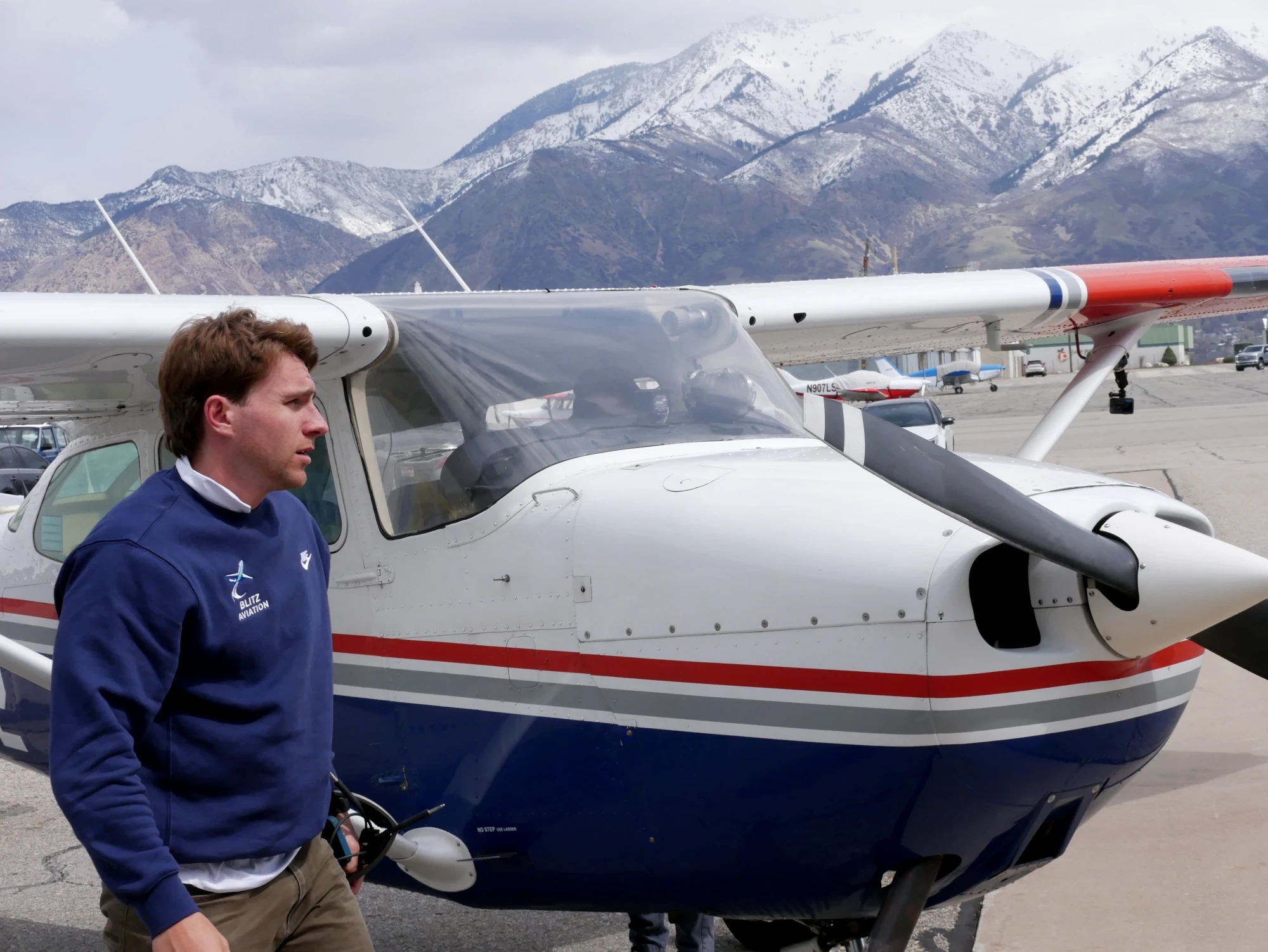 Can You Become a Pilot While Working Full-Time?