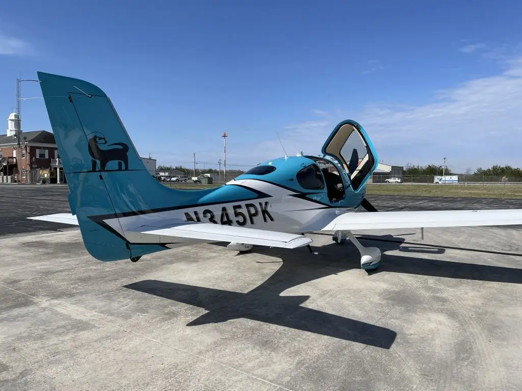 Cirrus SR22T rear view