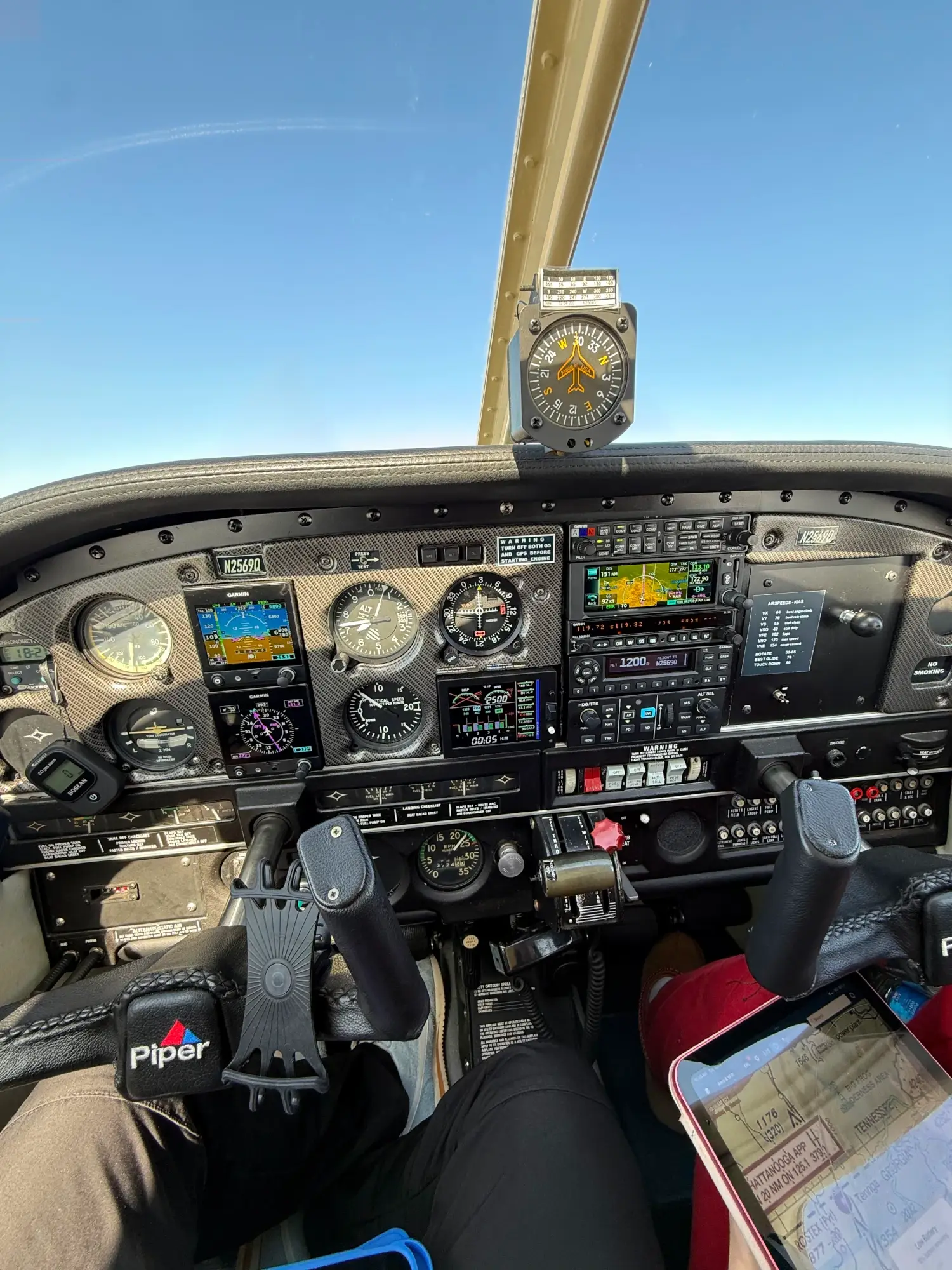 Piper PA-28 inside cockpit G5