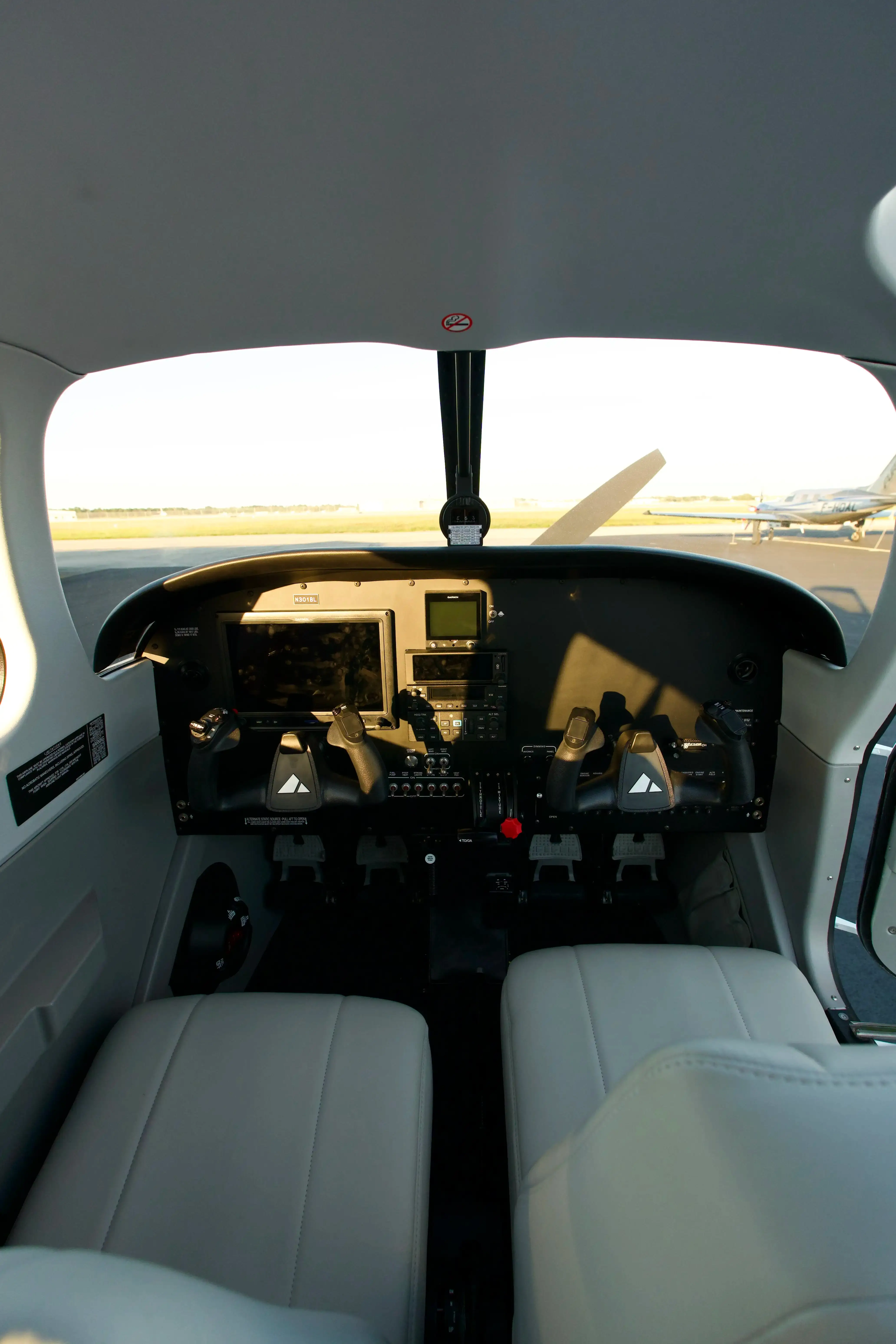 Piper Pilot 100i cockpit instrument panel