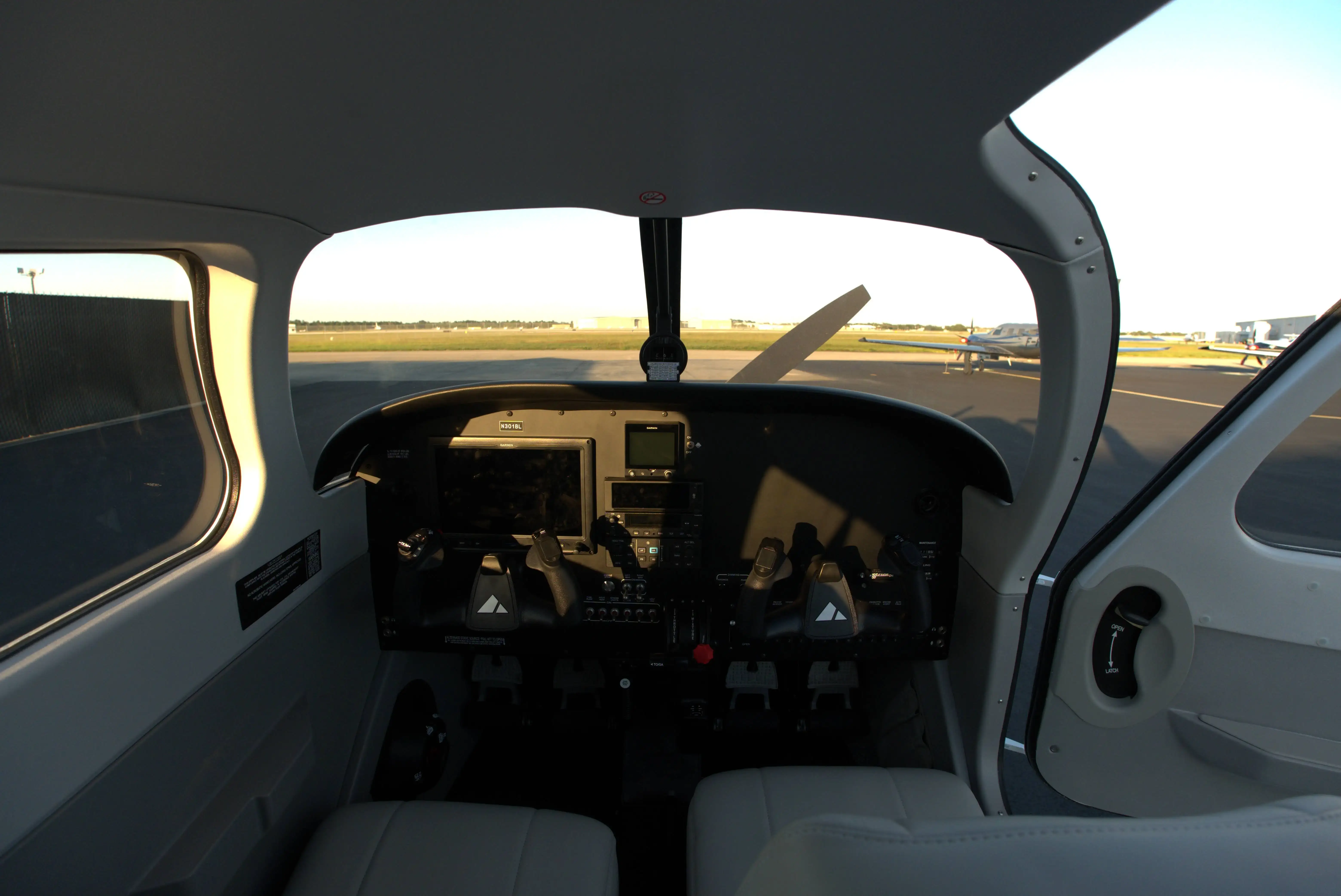 Piper Pilot 100i N301BL cockpit with Garmin panel