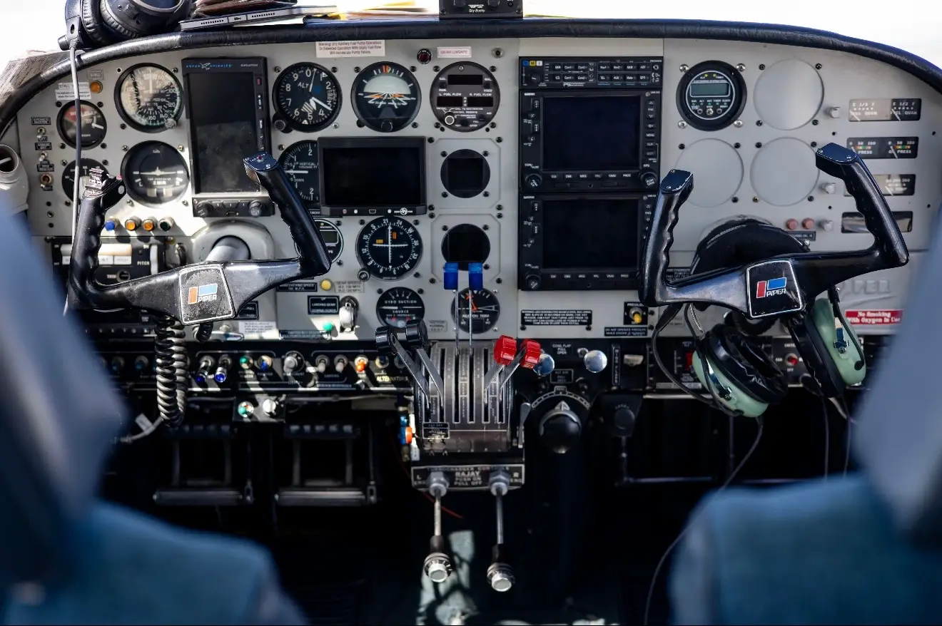 Piper PA-30 Twin Comanche cockpit panel